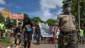 Lucrătoarele sexuale protestează împotriva abuzurilor poliției după noile restricții