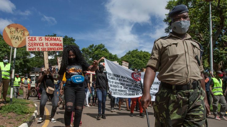 Lucrătoarele sexuale protestează împotriva abuzurilor poliției după noile restricții