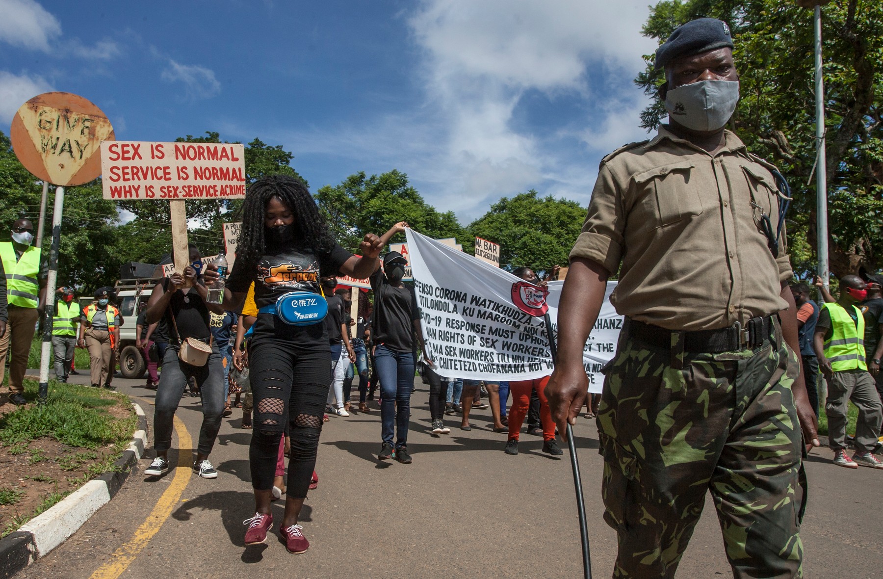 Lucrătoarele sexuale protestează împotriva abuzurilor poliției după noile restricții