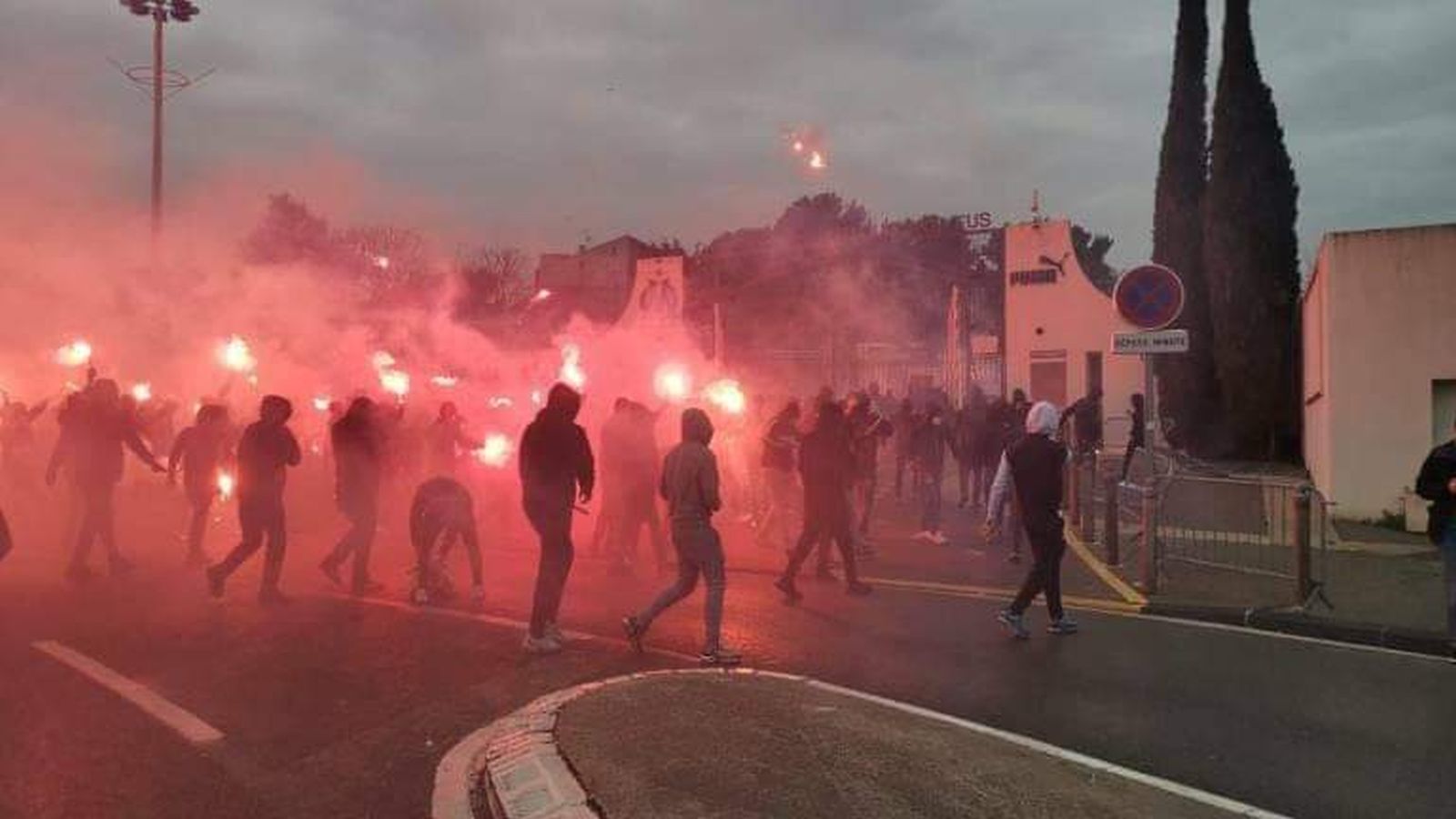 Baza de antrenamente Olympique Marseille, luată cu asalt de sute de protestatari. Au aruncat cu fumigene și petarde VIDEO
