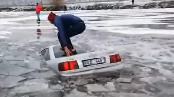 Un șofer dornic de „senzații tari“ s-a scufundat cu mașina sub gheață. Cum a scăpat VIDEO