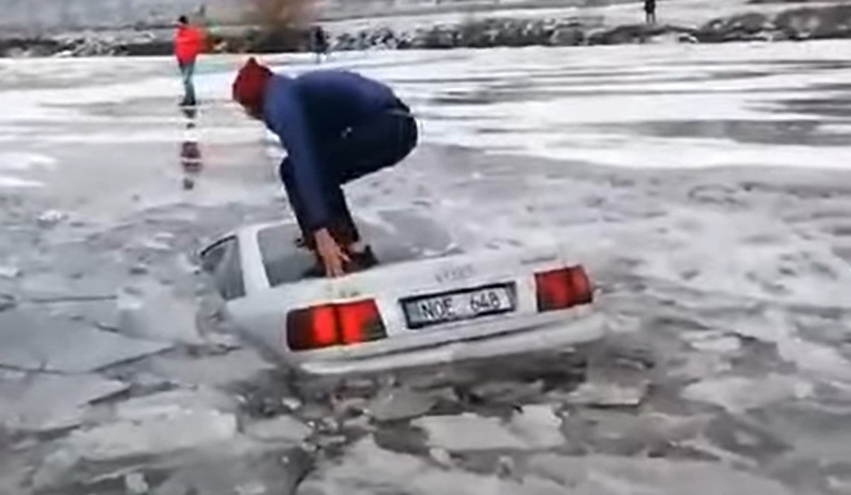 Un șofer dornic de „senzații tari“ s-a scufundat cu mașina sub gheață. Cum a scăpat VIDEO