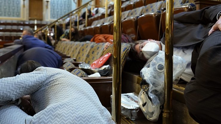 Gaze lacrimogene în Congres. Parlamentarii au primit măști de gaz: „Toată lumea e terifiată“