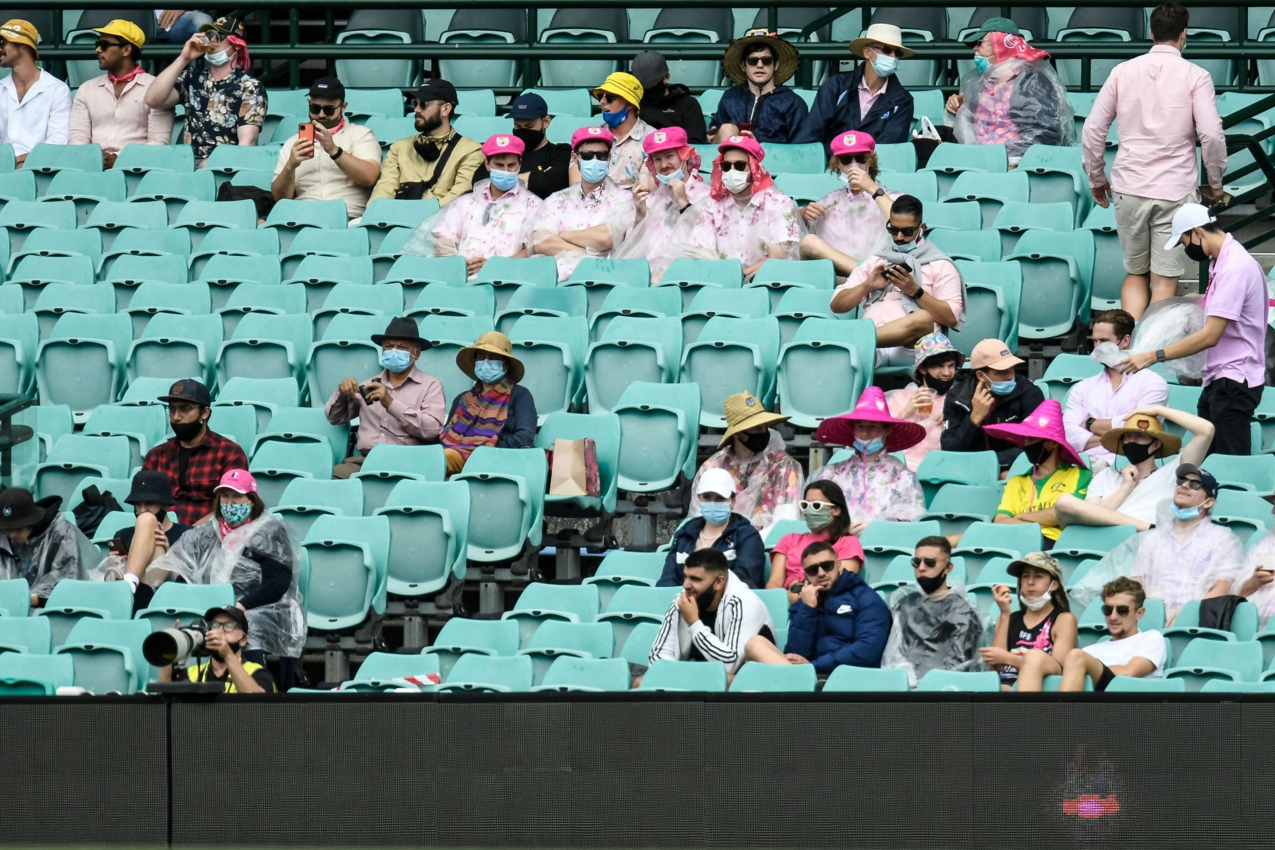 Fanii cricketului australian au făcut spectacol. Au purtat măști și costume pentru a putea intra la meci