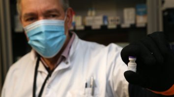 Unii medici sunt reticenți la vaccin. De ce le e teamă și ce spun cei care s-au vaccinat