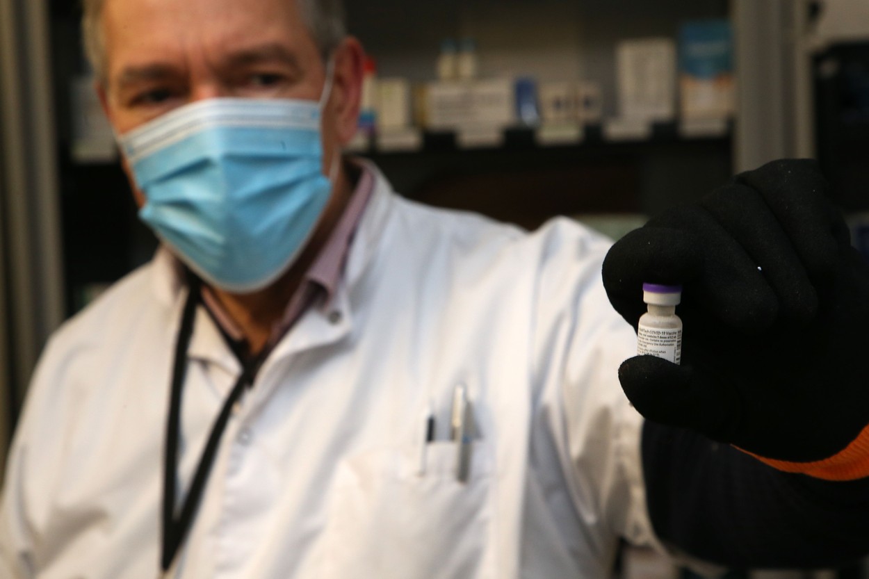 Unii medici sunt reticenți la vaccin. De ce le e teamă și ce spun cei care s-au vaccinat