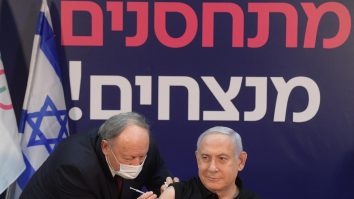 Medicul lui Netanyahu, Herman Berkovits, a dezvăluit la Aleph News secretul campaniei de vaccinare din Israel. Vor propriul vaccin până în primăvară