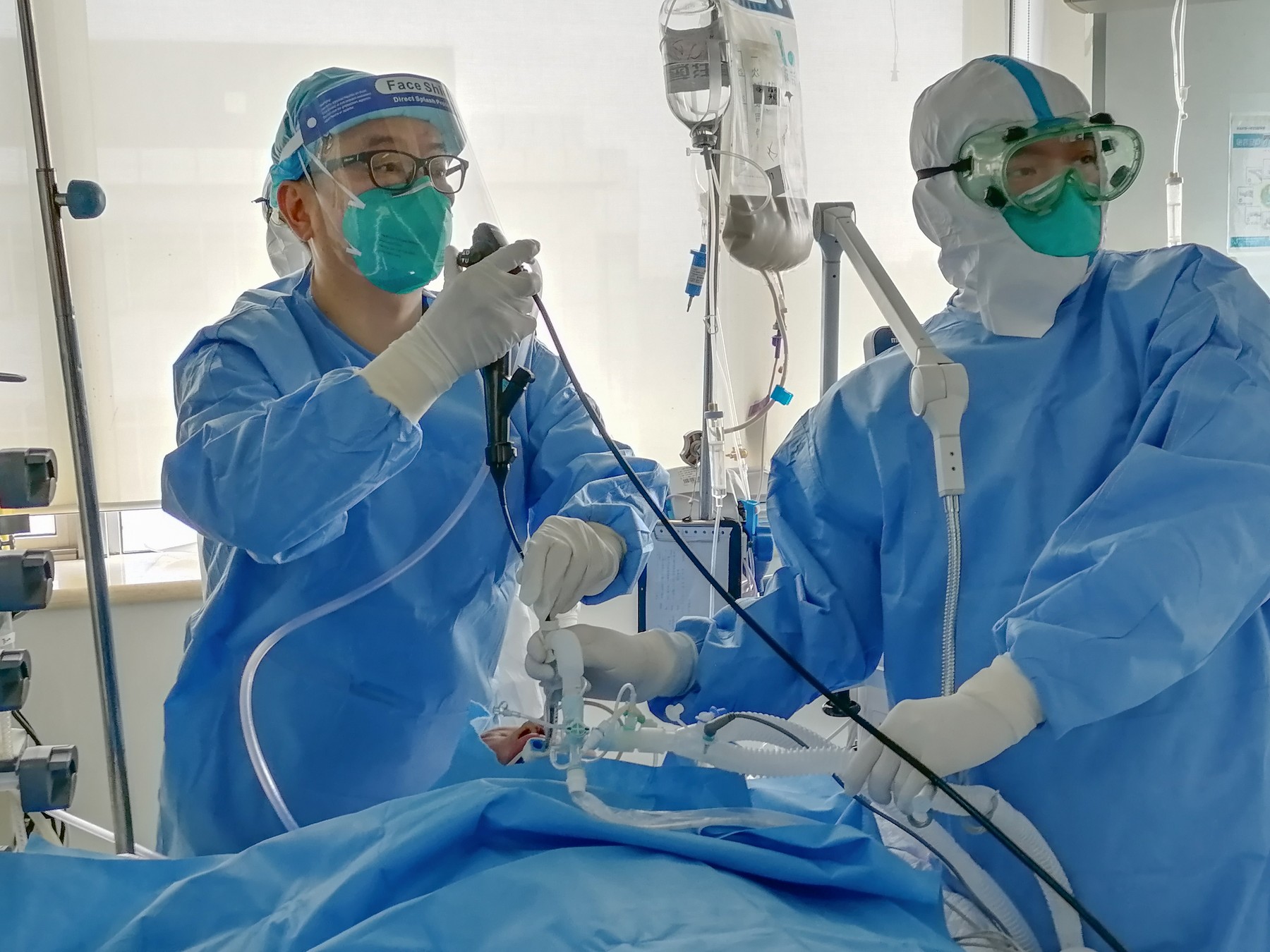 Medic din Wuhan: Autoritățile chineze m-au împiedicat să alarmez lumea cu privire la COVID-19