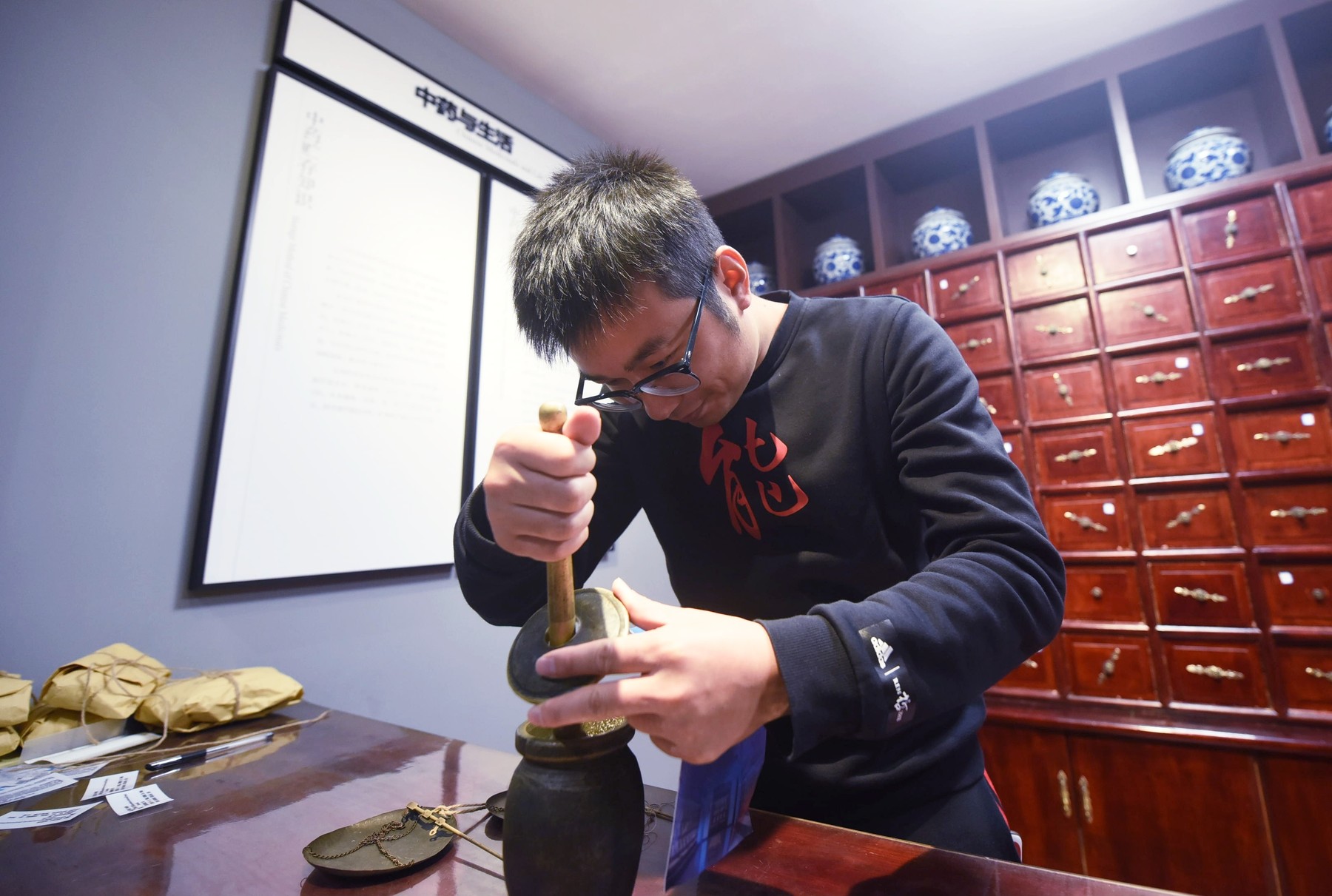 Chinezii se îndreaptă către tratamentele naturiste pentru a combate COVID-19