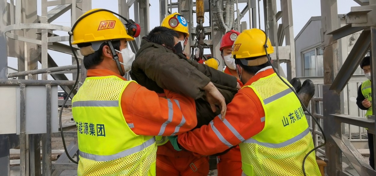 11 mineri chinezi au fost salvați de sub dărâmături după 2 săptămâni de la explozia din mina de aur