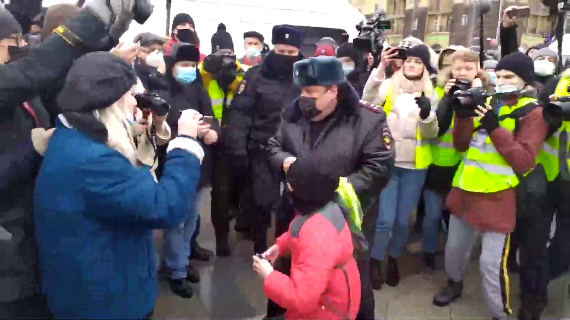 Peste 300 de minori au fost reținuți de poliție în timpul protestelor pro-Navalnîi. Imaginile cu un puști arestat au devenit virale