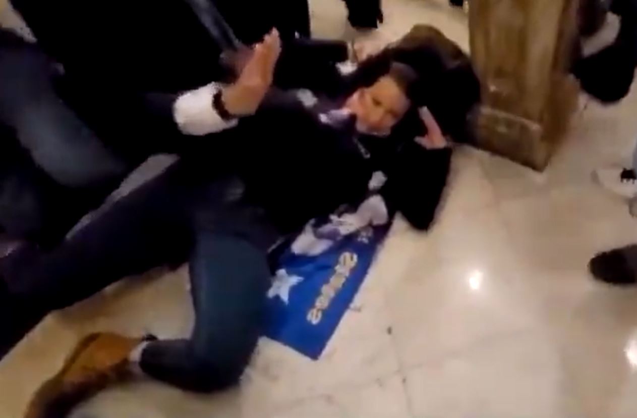 Momentul în care protestatara de la Capitoliu a fost împușcată de forțele de ordine. Cine este Ashli Babbitt