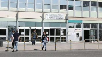 Şeful unităţii de primiri urgenţe dintr-un spital din Italia, arestat după ce a ucis doi bolnavi de Covid