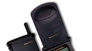 Pe 3 ianuarie 1996, Motorola lansa cel mai mic şi mai subţire telefon: StarTAC