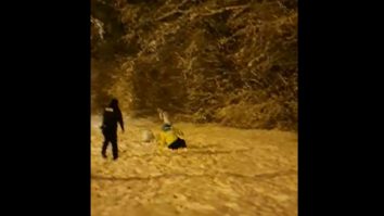 VIRAL. „Misiune riscantă” a poliţiştilor din Sibiu: au participat la o bătaie cu bulgări de zăpadă