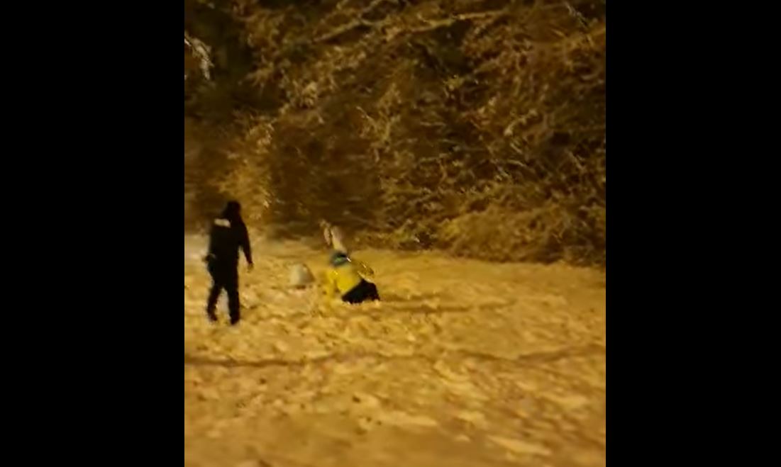 VIRAL. „Misiune riscantă” a poliţiştilor din Sibiu: au participat la o bătaie cu bulgări de zăpadă