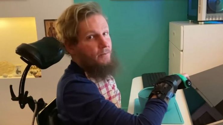 Mihai Neșu a mâncat singur, la 10 ani de la accidentul care l-a imoblizat într-un scaun rulant