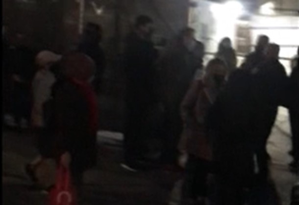 Frenezie la New York după un zvon fals privind doze suplimentare de vaccin. Oamenii au umplut străzile din fața unui centru de vaccinare