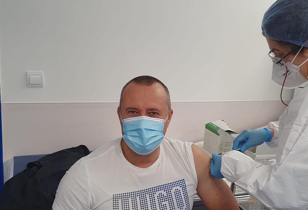 Un primar din Călărași a sărit rândul la vaccinare. A postat pe Facebook o poză din momentul imunizării