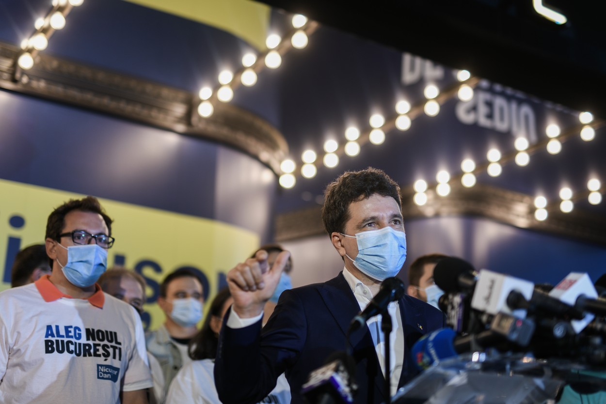 Nicușor Dan desființează 22 din cele 26 de companii înființate de Firea. O parte dintre angajați au ieșit în stradă