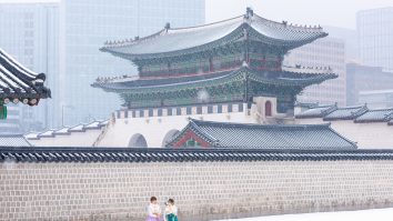 Pârtiile închise din Coreea de Sud i-au determinat pe localnici să devină inventivi. Cum s-au distrat la prima ninsoare