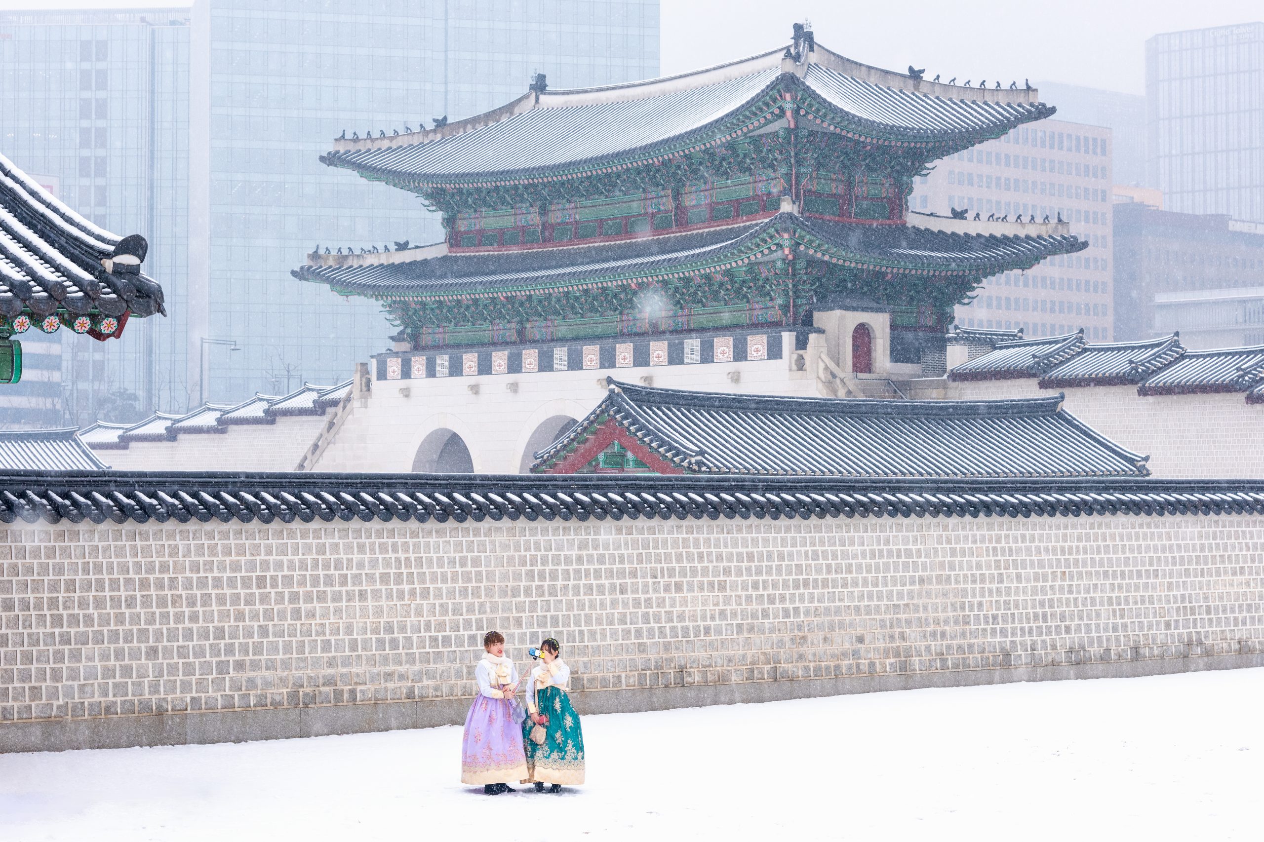 Pârtiile închise din Coreea de Sud i-au determinat pe localnici să devină inventivi. Cum s-au distrat la prima ninsoare