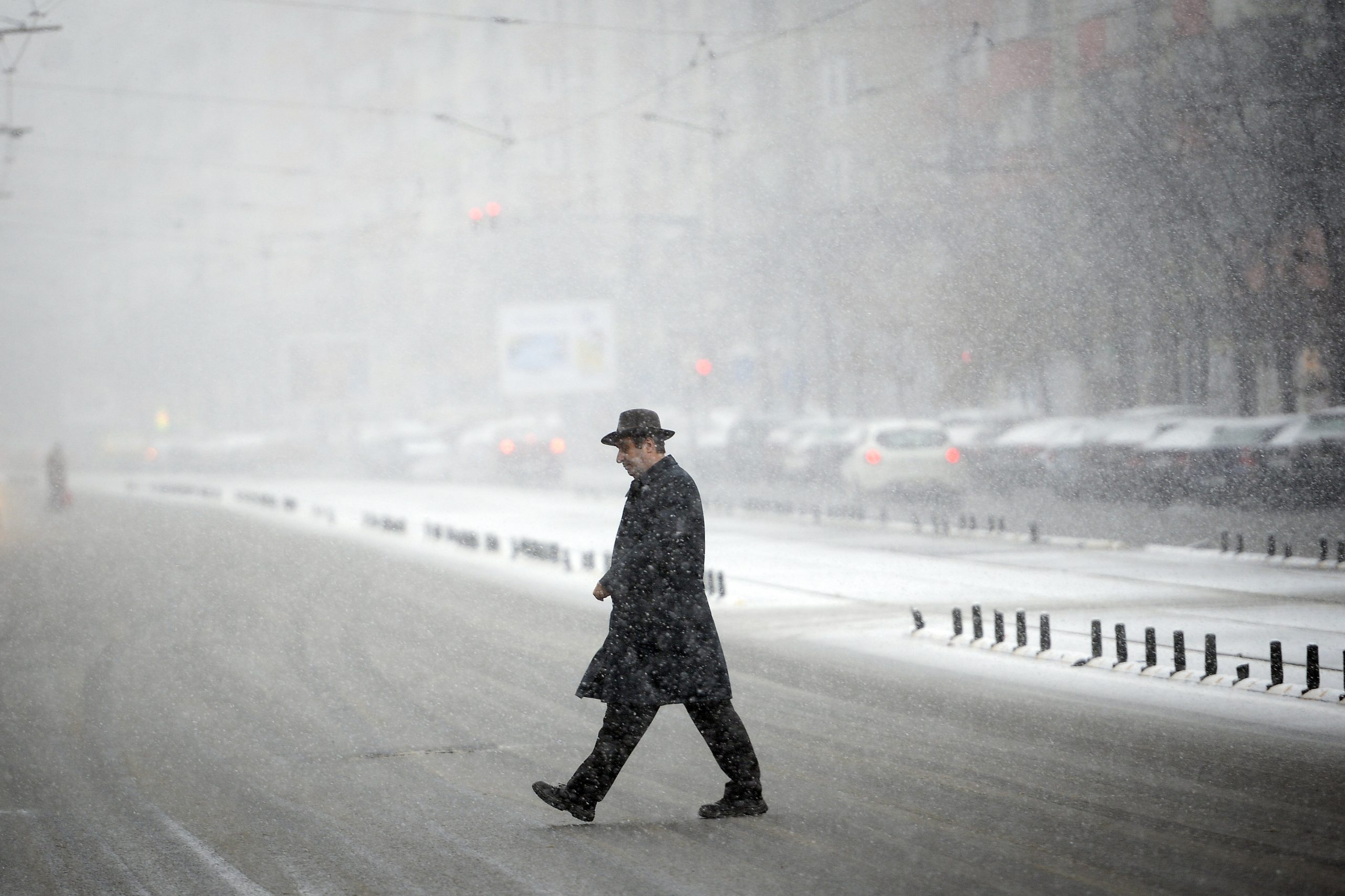 Avertizare meteo de ninsori, vânt și polei în jumătatea de sud a țării