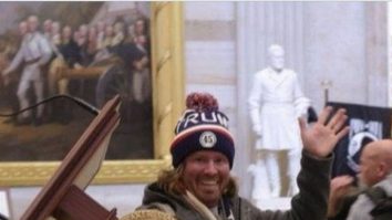 Cine este bărbatul care căra pupitrul lui Nancy Pelosi la asaltul de la Capitoliu