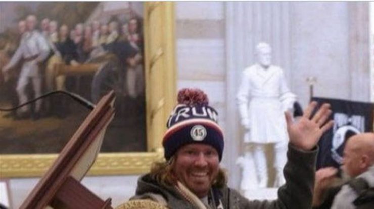 Cine este bărbatul care căra pupitrul lui Nancy Pelosi la asaltul de la Capitoliu