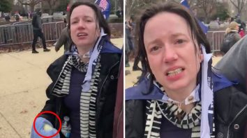 Teorie bizară despre o protestatară pro-Trump. De ce ținea o ceapă într-un prosop în mijlocul revoltei