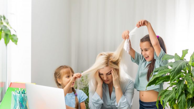 Studiu: 40% dintre părinţii elevilor din clasele primare, mai stresați din cauza şcolii online. Sfatul terapeutului