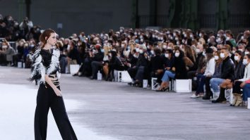 Paris Fashion Week s-a mutat în online. Defilările vor avea loc în spatele uşilor închise