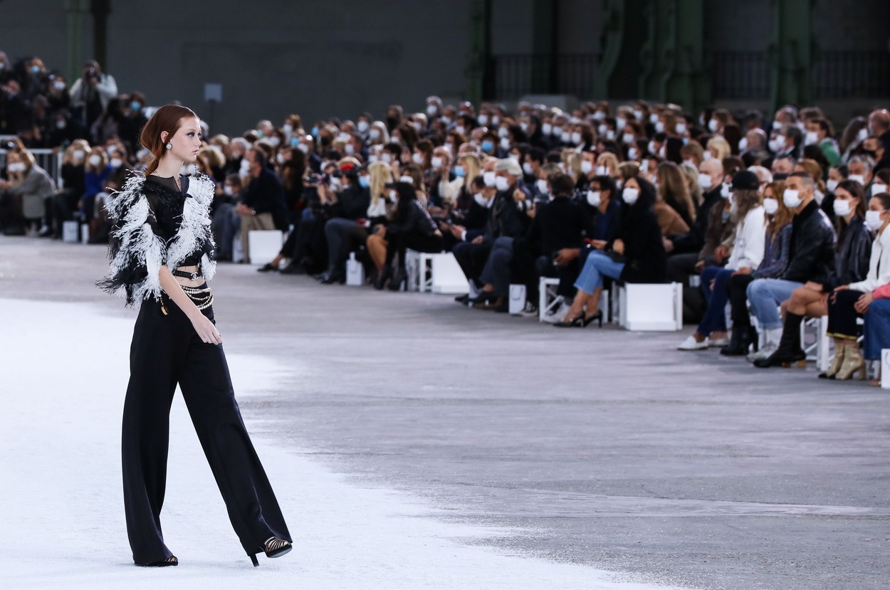 Paris Fashion Week s-a mutat în online. Defilările vor avea loc în spatele uşilor închise