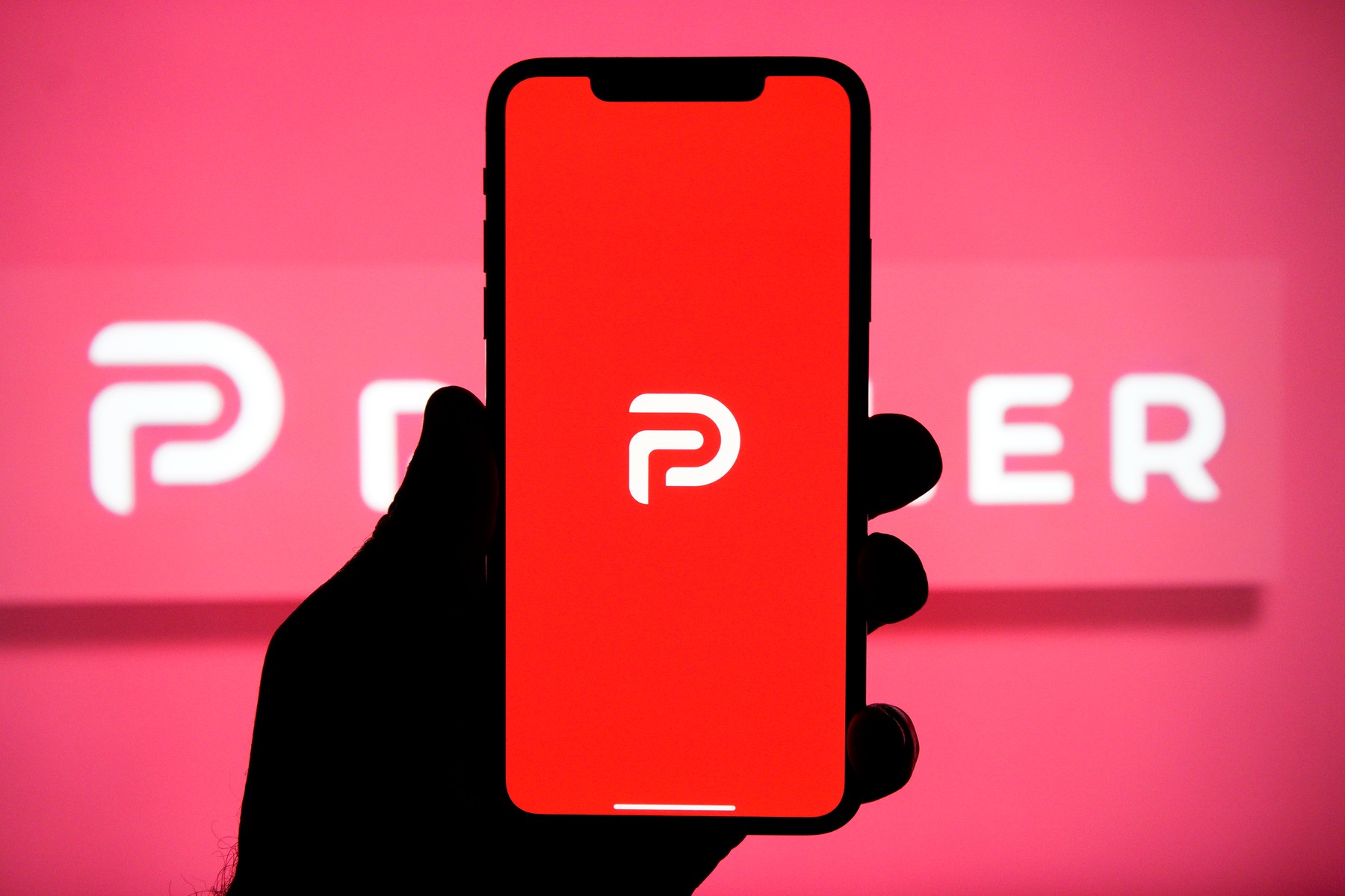 Parler, aplicaţia prefarată a suporterilor lui Donald Trump, revine pe Appstore