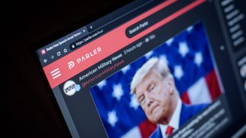 Google a suspendat Parler, platforma folosită de suporterii lui Trump, din Play Store. Decizia Apple
