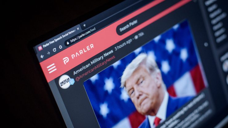 Google a suspendat Parler, platforma folosită de suporterii lui Trump, din Play Store. Decizia Apple