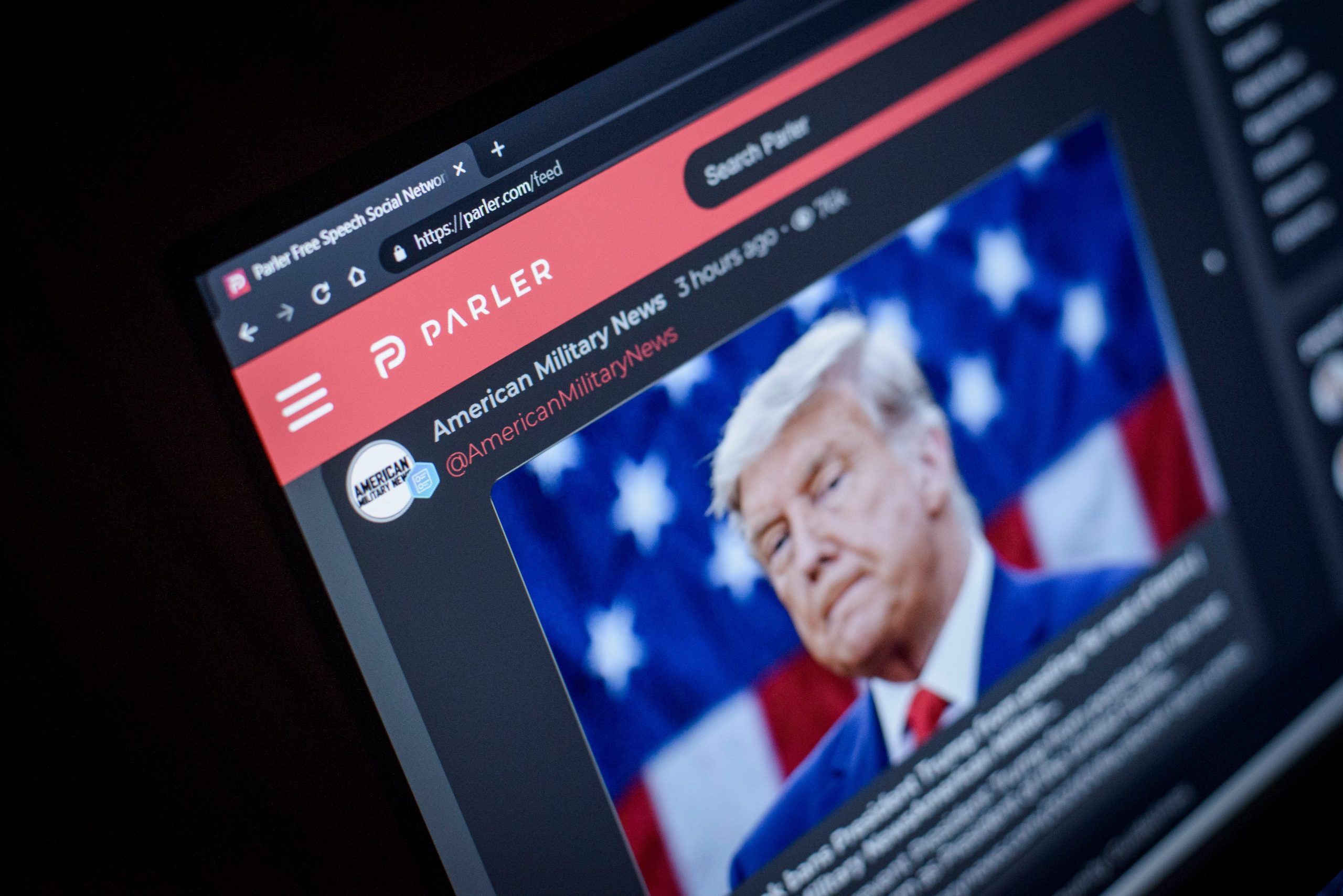 Google a suspendat Parler, platforma folosită de suporterii lui Trump, din Play Store. Reacția Apple