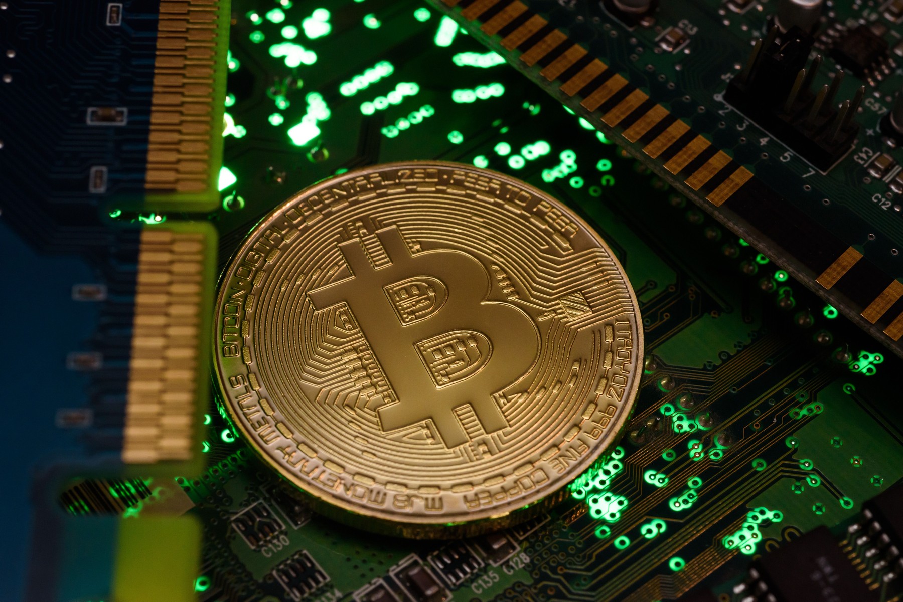 Un programator a uitat parola care deblochează o avere de 220 de milioane de dolari în Bitcoin. Mai are două încercări: ”Devin disperat”