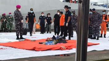 IMAGINI. Accidentul aviatic din Indonezia: bucăți de fuselaj au fost recuperate de la 23 de metri adâncime. Până acum, nici un supraviețuitor nu a fost găsit