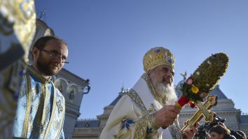 Ce este Boboteaza. Tradiții și Obiceiuri: Ce înseamnă busuiocul pus sub pernă