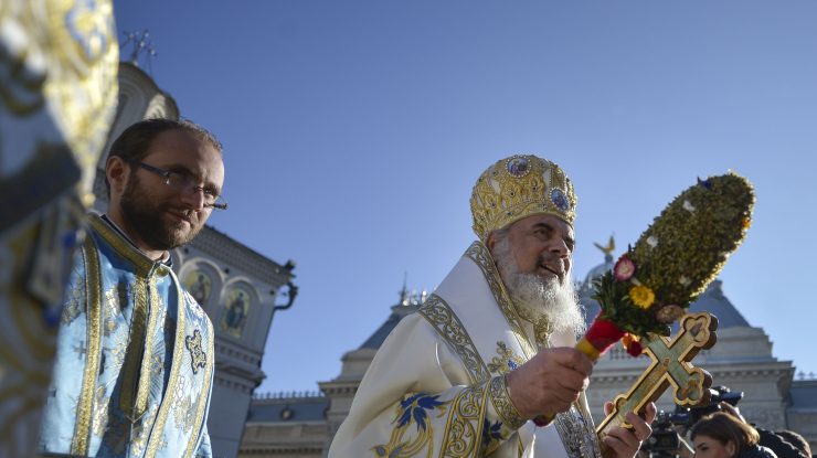 Ce este Boboteaza. Tradiții și Obiceiuri: Ce înseamnă busuiocul pus sub pernă