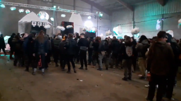 2.500 de persoane au sărbătorit revelionul la o petrecere rave ilegală. Polițiștii au fost atacați cu pietre. VIDEO