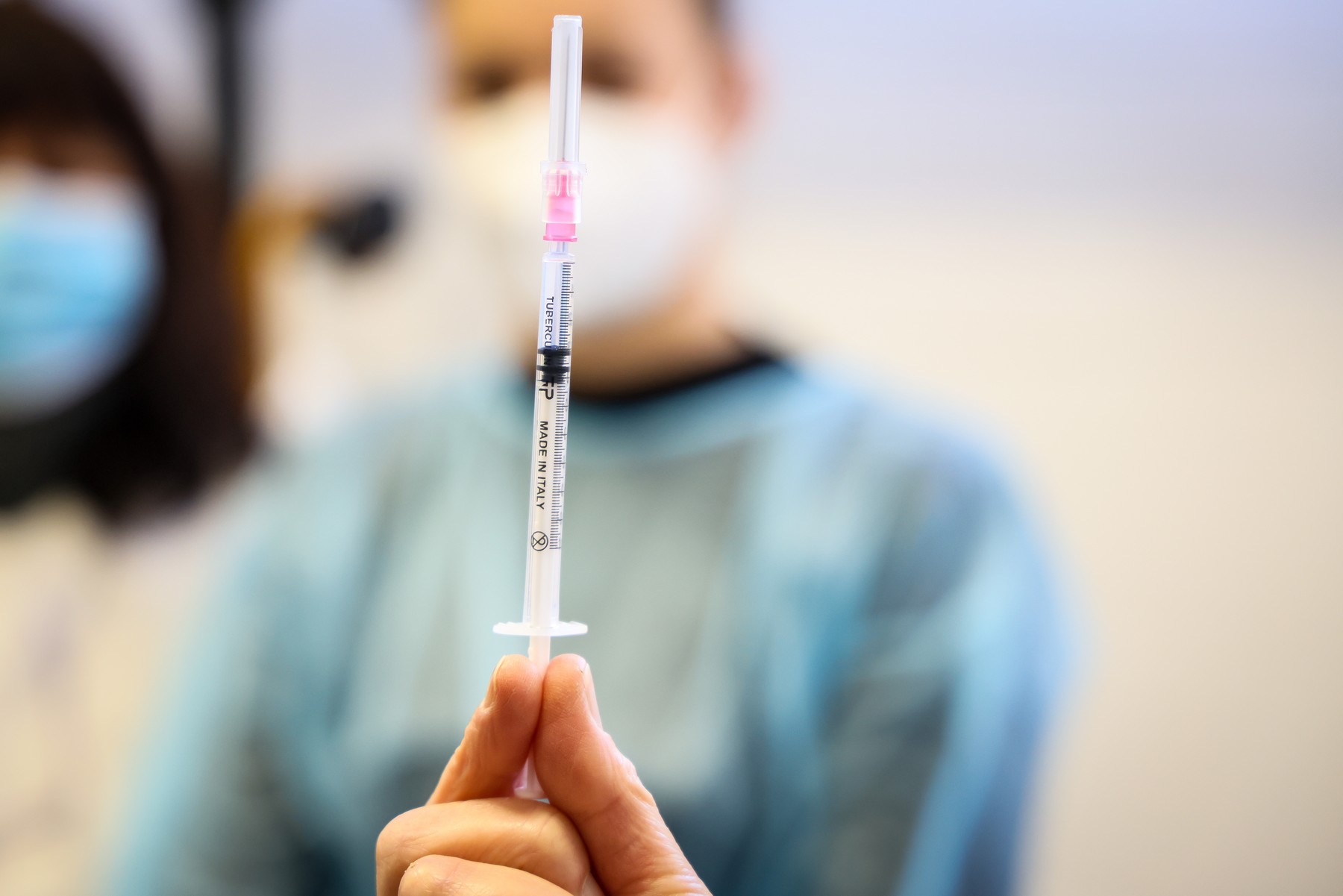 Una din 100.000 de persoane a suferit o reacție alergică severă după ce a primit o doză de vaccin Pfizer