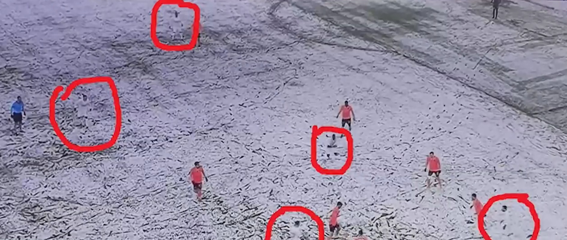 Pierduți în zăpadă. La meciul dintre Bașakșehir și Sivasspor fanii nu au mai putut distinge jucătorii