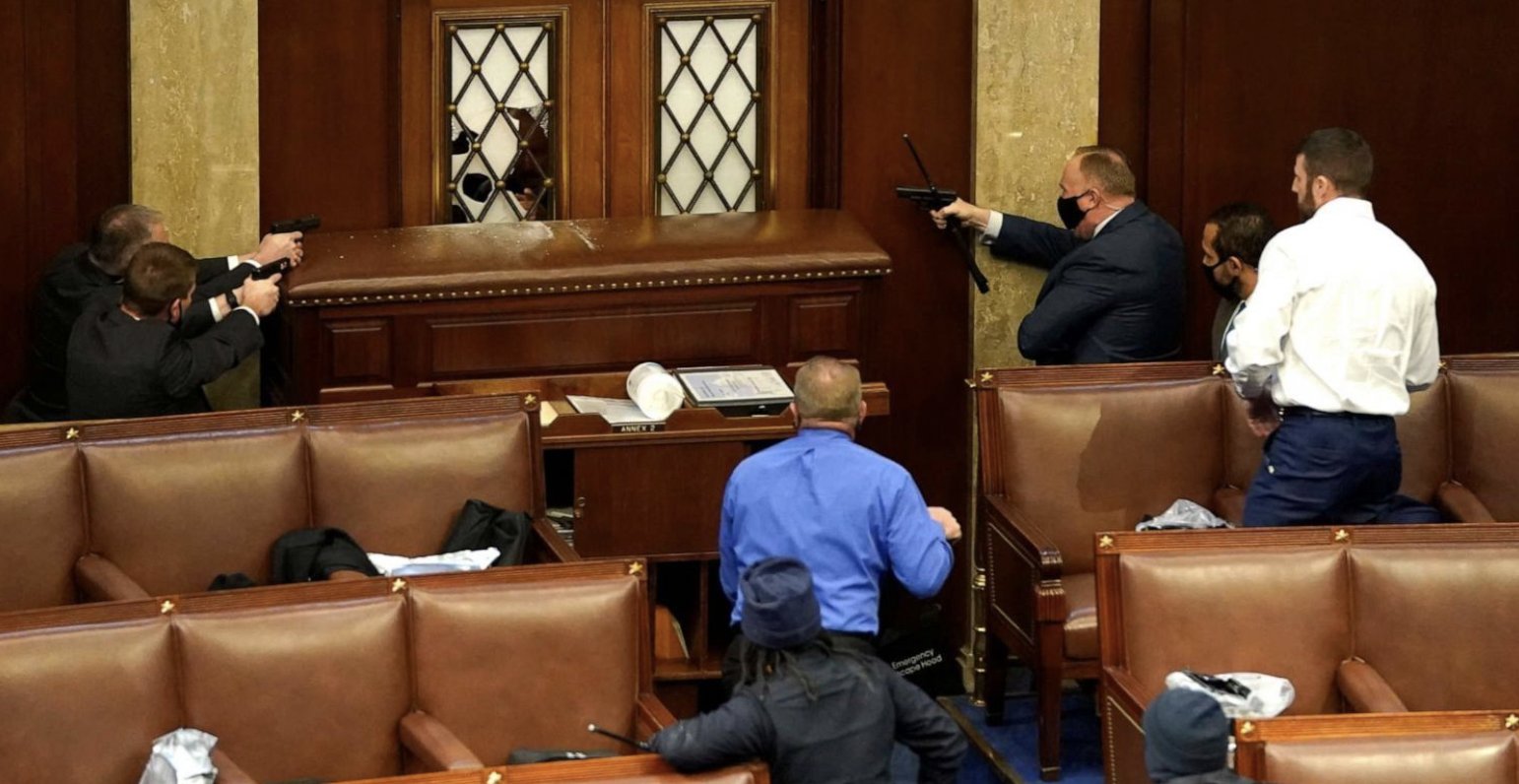 Imagini nemaivăzute în Congresul SUA. Agenții de securitate, cu armele îndreptate către protestatarii care încearcă să pătrundă pe ușă