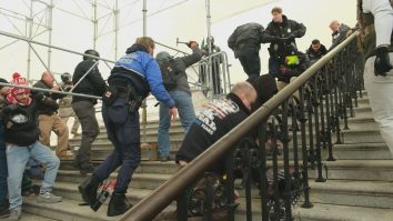 Mărturia unui polițist rănit în incidentele de la Capitoliu: „Mi-au luat arma și strigau: Omoară-l cu propria armă”