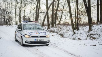 Mesajul Poliţiei de Bobotează: „Fetele care cad pe gheaţă se mărită. Folosiţi anvelope de iarnă!”