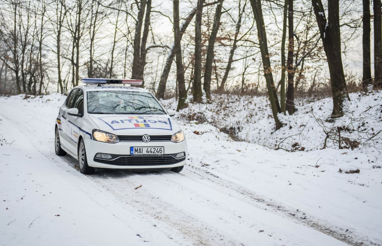 Mesajul Poliţiei de Bobotează: „Fetele care cad pe gheaţă se mărită. Folosiţi anvelope de iarnă!”