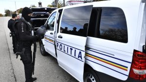 politisti la o perchezitie.