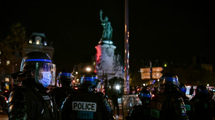 Orgie cu 100 de bărbați și femei, întreruptă la Paris. Poliția: „Nu purtau măști și nu respectau distanțarea”